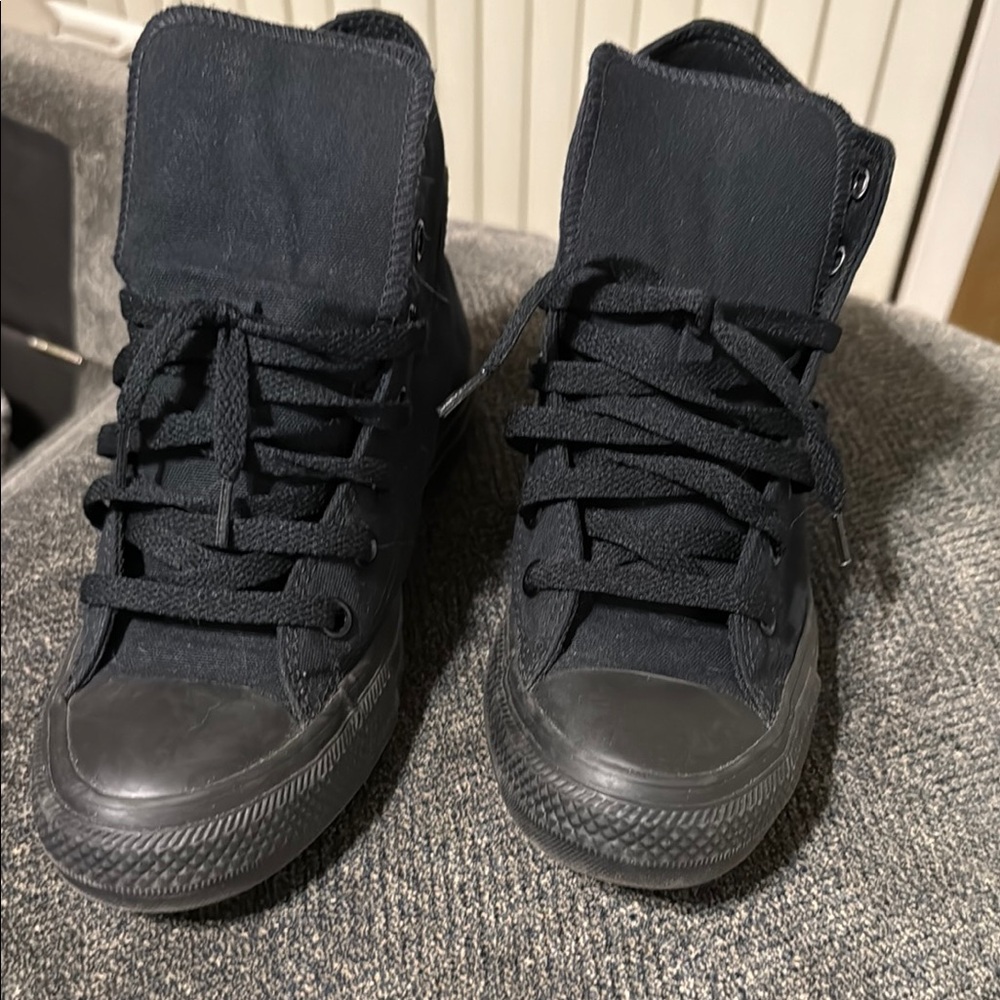 Converse Black High-Top Sneakers Sleek Design